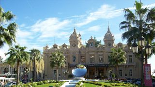 Mit dem Mietwagen im Casino von Monaco