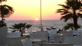 Genießen Sie den Sonnenuntergang am Strand von Paphos