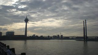 Blick von der Rheinuferpromenade