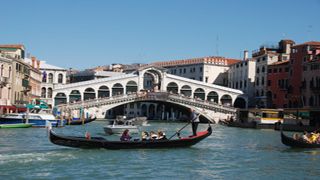 Die bekannteste Brücke in Venedig: die Rialtobrücke