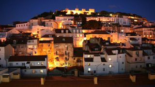 Das nachts angestrahlte Castelo de São Jorge