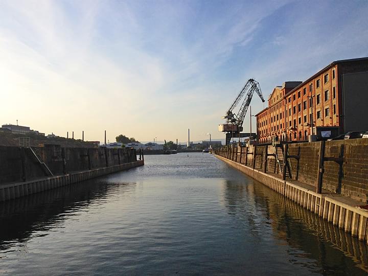 Wijnopslaggebouw in de haven van Mainz