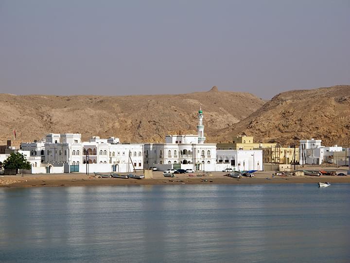 Sur: Fischerort mit Hafen